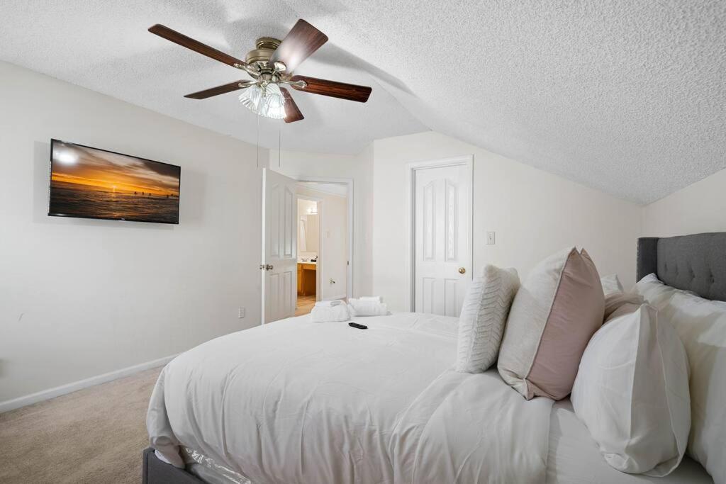 Cozy 4B 2 5B University Home King Beds Jacuzzi Charlotte Bagian luar foto